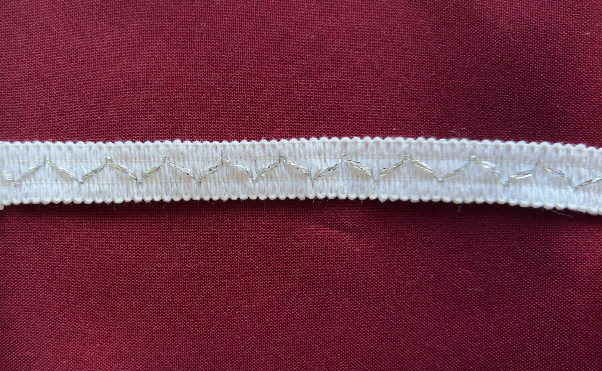 LL0040 – ✨ Galão Decorativo em Algodão com Lurex Prateado – 1,5 cm de Elegância