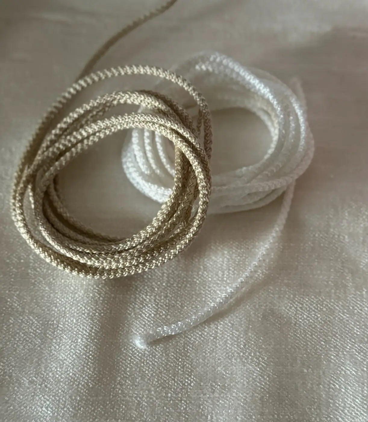 Coiled beige and white braided cordão fio de luz filamento 100% branco natural with brilho acetinado and seda técnica texture