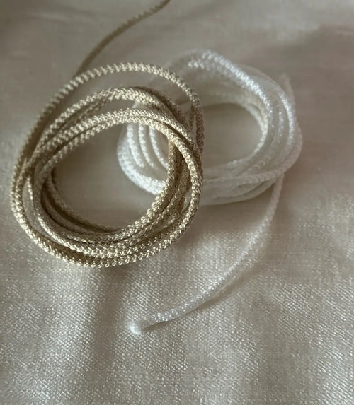 Coiled beige and white braided cordão fio de luz filamento 100% branco natural with brilho acetinado and seda técnica texture