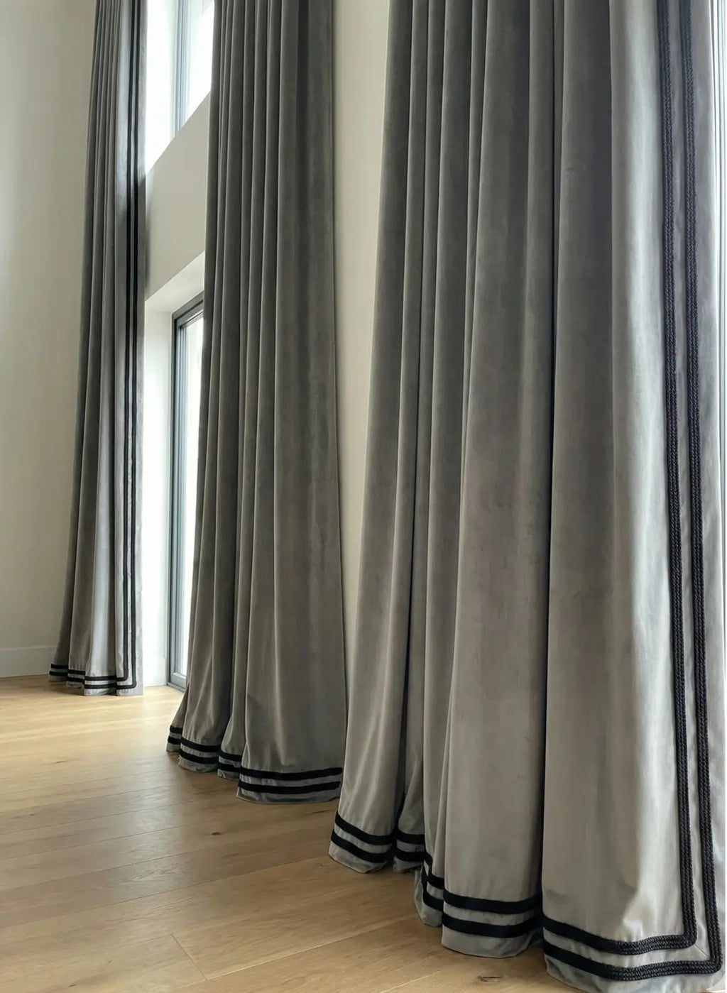 Luxuosas cortinas de veludo cinza com cordão grafite e contraste gráfico em poliéster 100 por cento preto