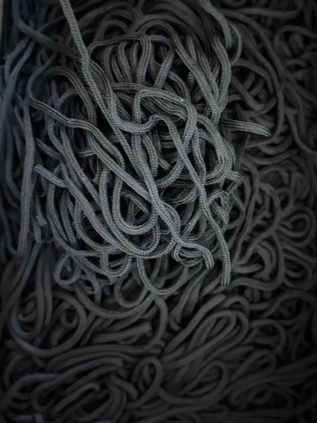 Cordão grafite em poliéster 100% preto com textura e contraste gráfico em l&l, estilo rope entrelaçado