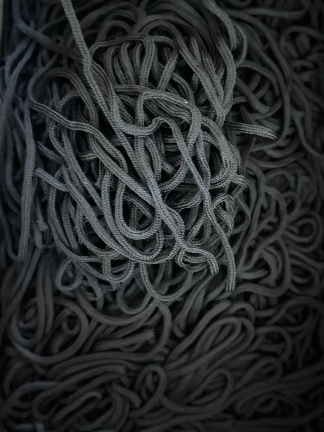 Cordão grafite em poliéster 100% preto com textura e contraste gráfico em l&l, estilo rope entrelaçado