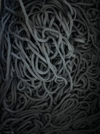 Cordão grafite em poliéster 100% preto com textura e contraste gráfico em l&l, estilo rope entrelaçado