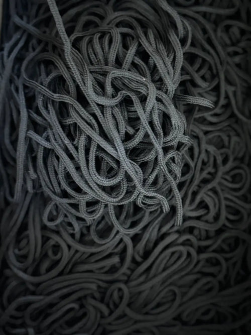 Cordão grafite em poliéster 100% preto com textura e contraste gráfico em l&l, estilo rope entrelaçado