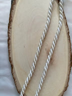 Cordão grand duke branco torcido em filamento 5mm 6mm sobre base de madeira clara