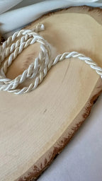 Cordão grand duke off-white torcido de filamento 5mm/6mm num rodela de madeira clara