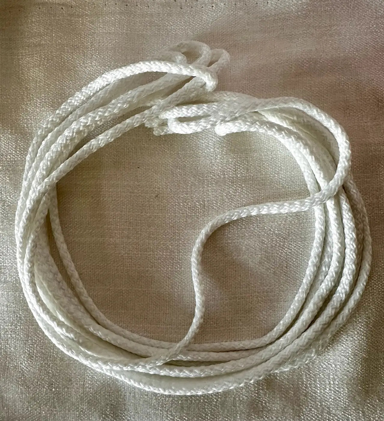 Cordão lustre em poliéster 100% brilhante branco com brilho acetinado e seda técnica, cordão trançado e enrolado