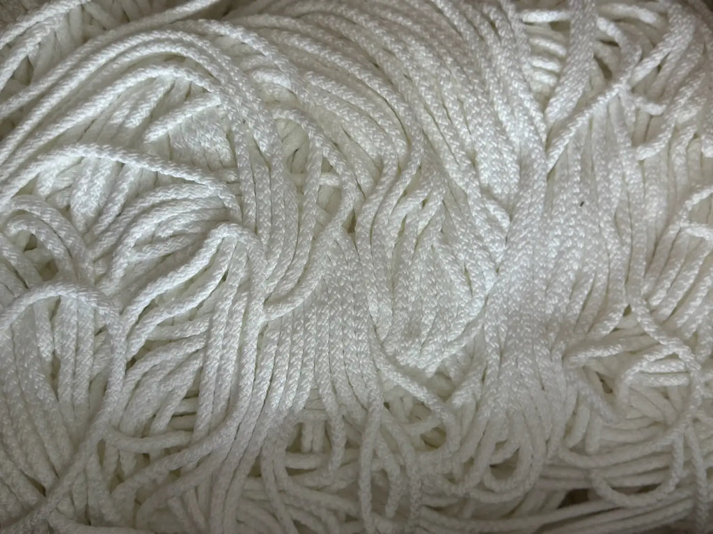 Cordão lustre branco em poliéster 100 por cento com brilho acetinado e textura trançada em seda técnica