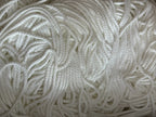 Cordão lustre branco em poliéster 100 por cento com brilho acetinado e textura trançada em seda técnica