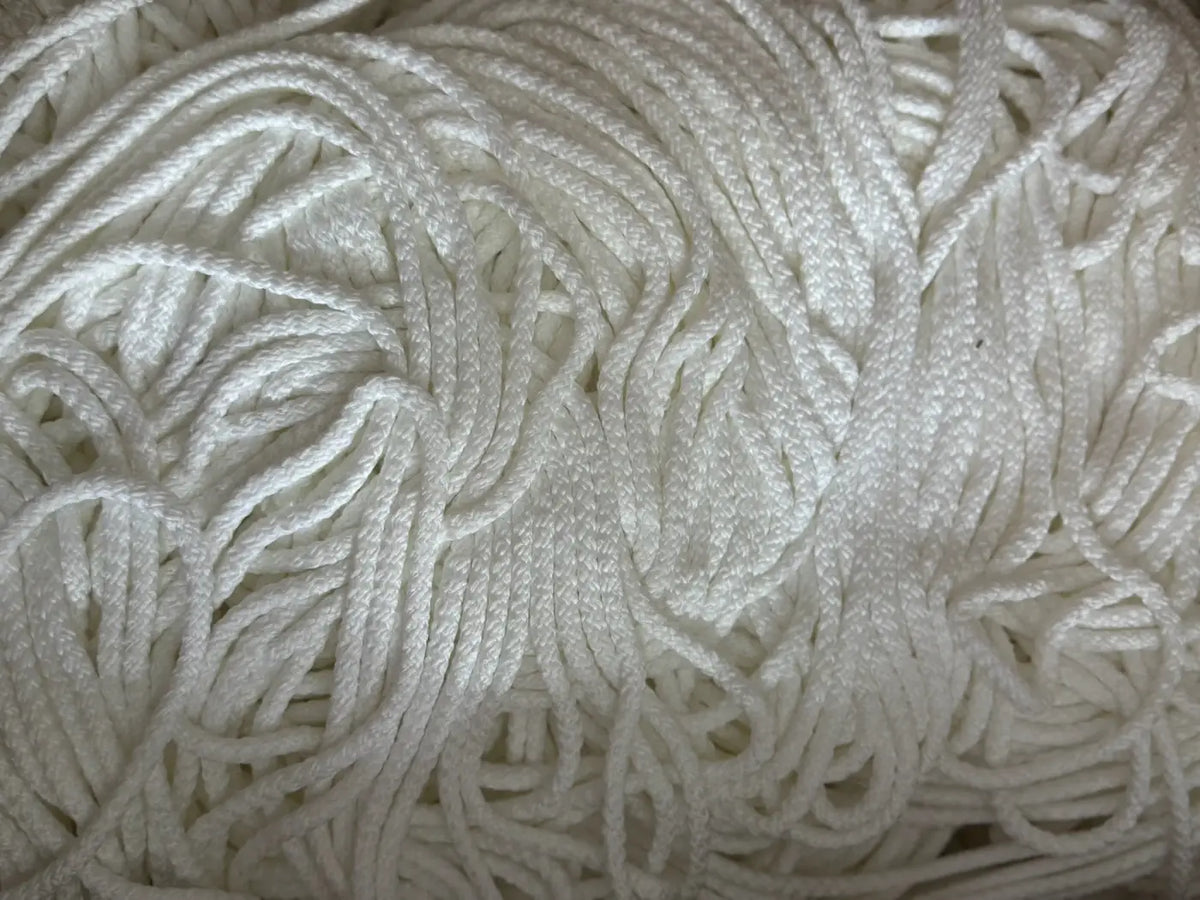 Cordão lustre branco em poliéster 100 por cento com brilho acetinado e textura trançada em seda técnica
