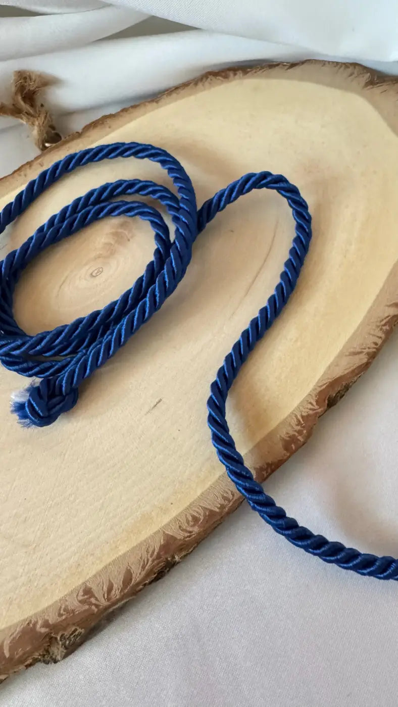 Cordão marquis l&l em rayon viscose 3mm azul escuro com superfície texturizada e pontas desfiadas sobre madeira clara