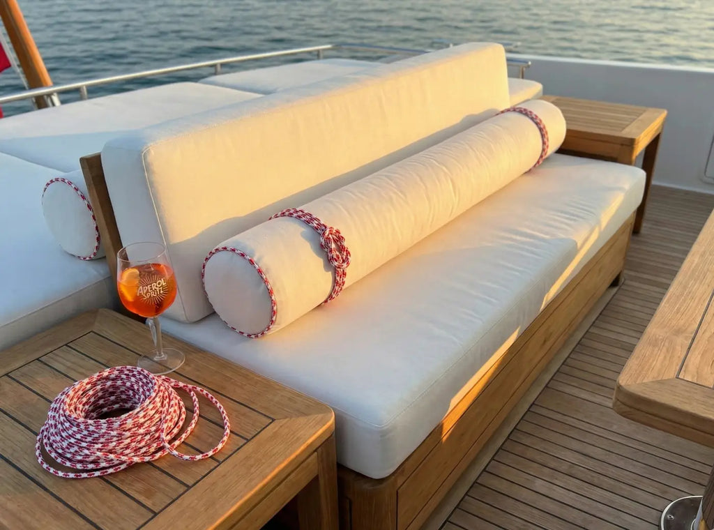 Sofá lounge com almofadas creme e estrutura em madeira com cordão regata bicolor em poliéster da l&l