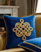 Almofada em veludo azul profundo com cordão versalhes lurex dourado e brilho dourado em design nó de corda