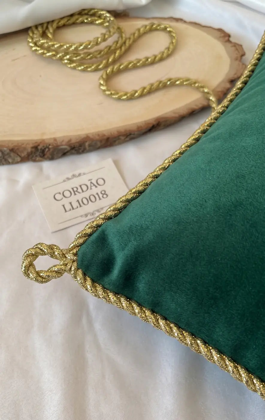Almofada verde esmeralda em veludo com cordão versalhes lurex premium 5mm e brilho dourado decorativo