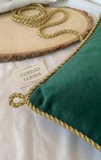 Almofada verde esmeralda em veludo com cordão versalhes lurex premium 5mm e brilho dourado decorativo