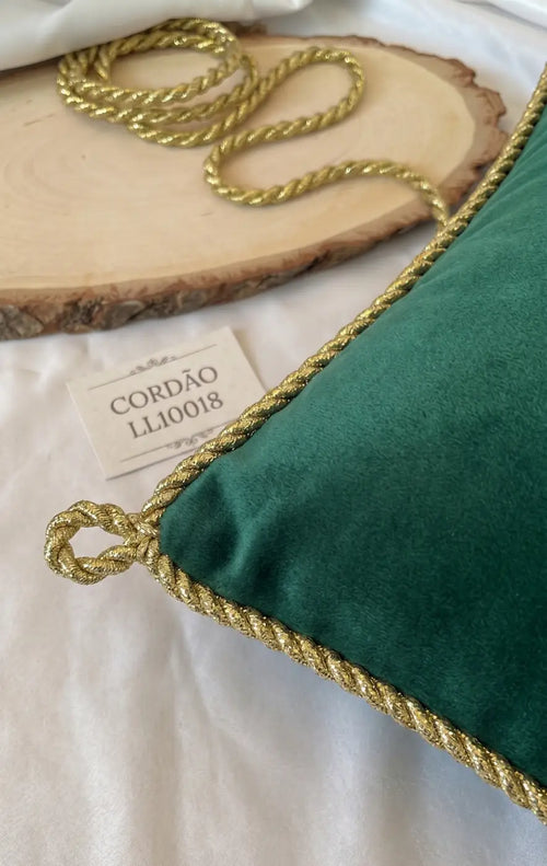 Almofada verde esmeralda em veludo com cordão versalhes lurex premium 5mm e brilho dourado decorativo