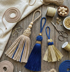 Três tassels artesanais em cordão versalhes lurex premium com brilho dourado em tons bege, azul e dourado juta