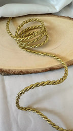 Cordão versalhes lurex premium dourado 5mm com brilho dourado e acabamento glitter enrolado num disco de madeira