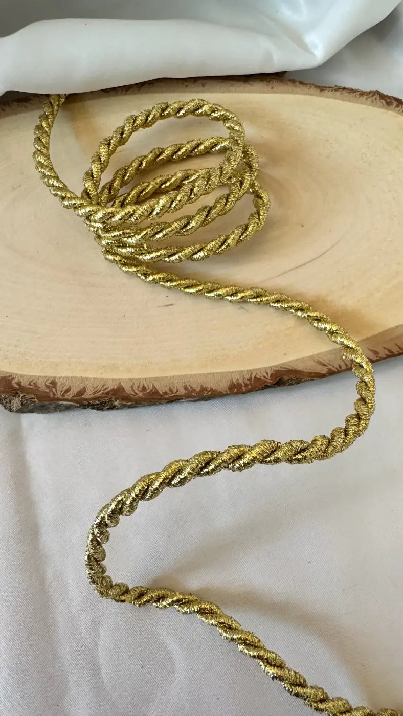 Cordão versalhes lurex premium dourado 5mm com brilho dourado e acabamento glitter enrolado num disco de madeira