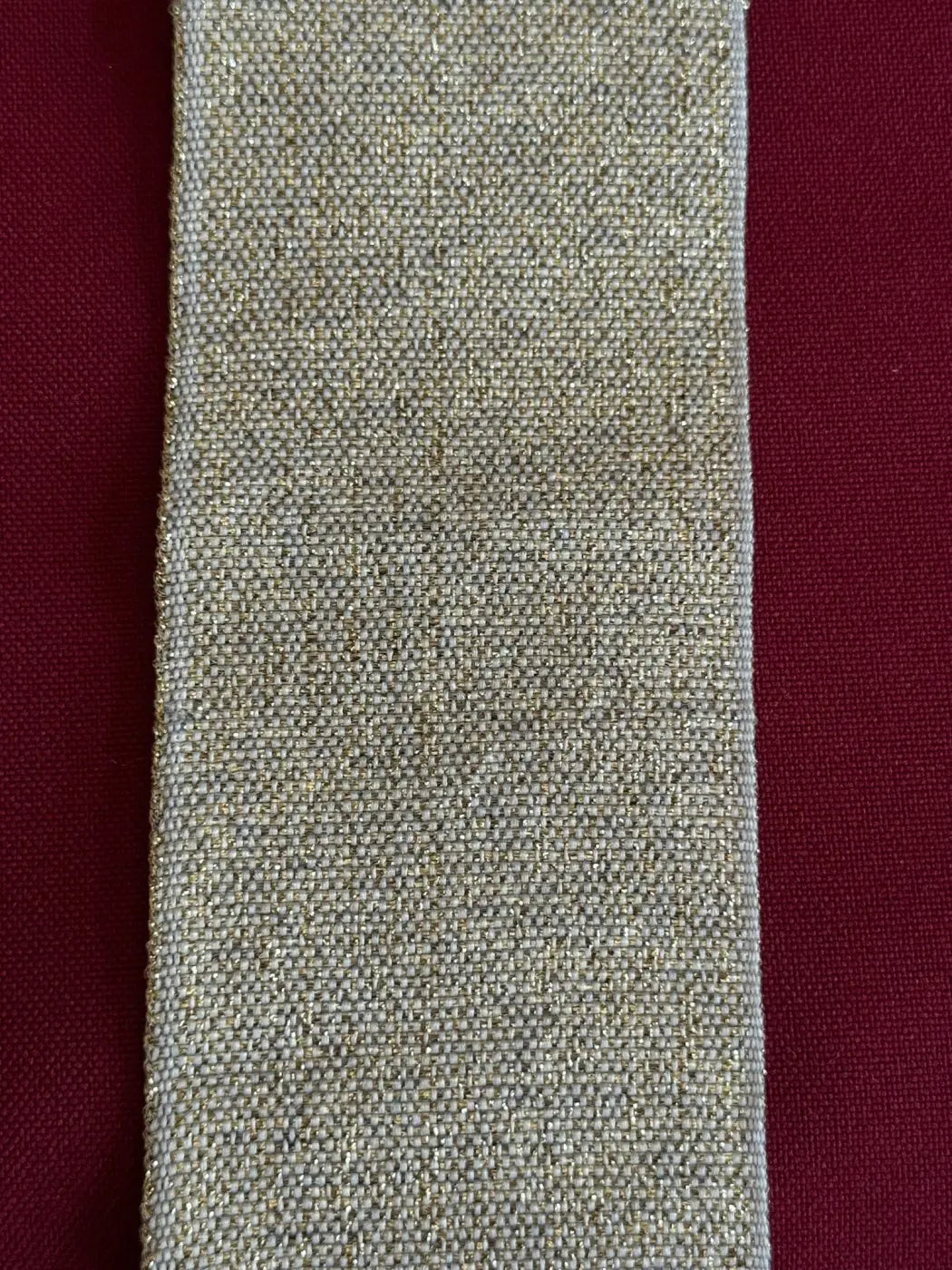 Fita lumina lurex 55mm com trama texturada cinzento claro e brilho subtil para criar laços elegantes