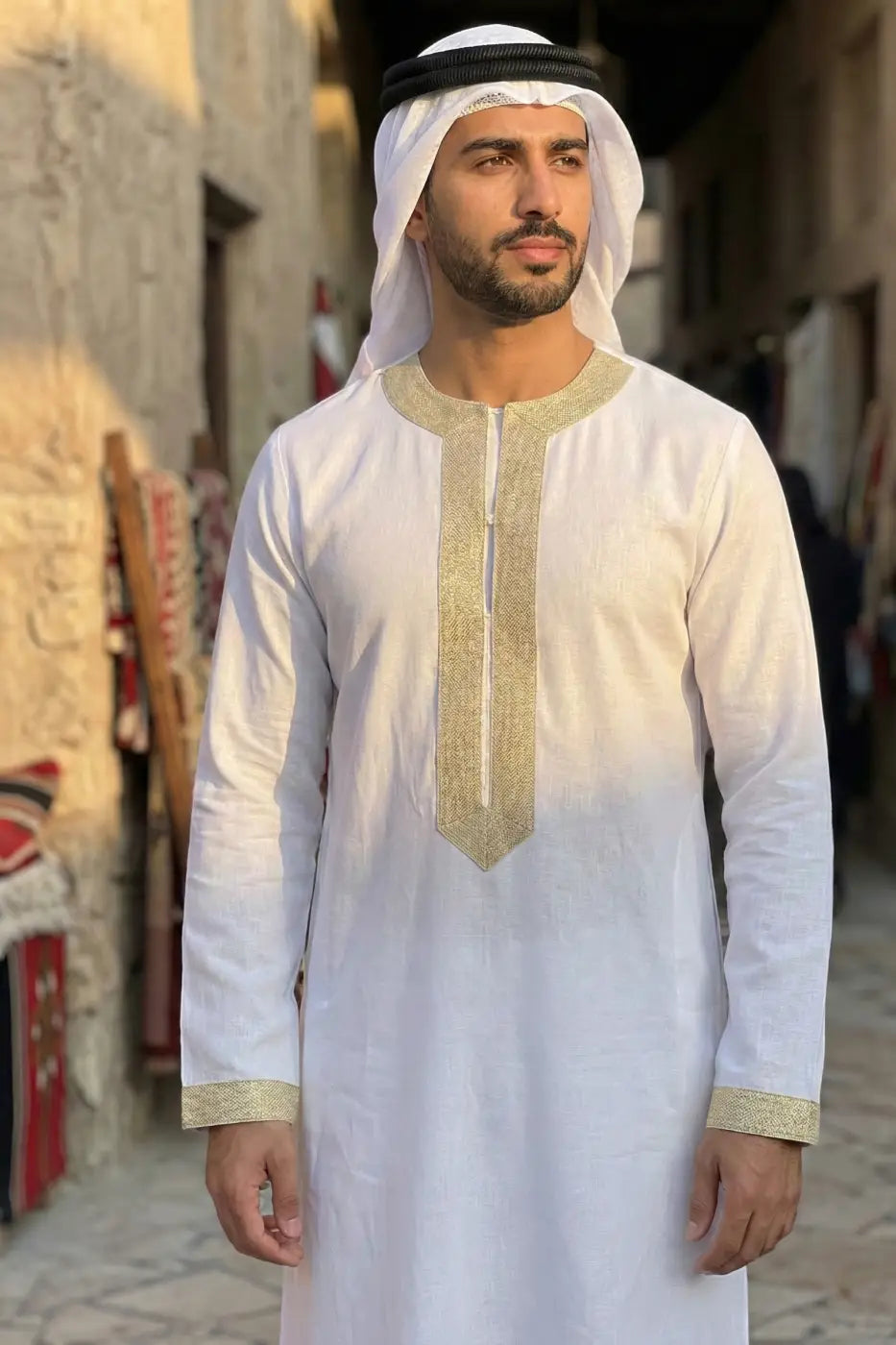 White thobe tradicional com trim bordado dourado em trama texturada lantejoula brilho subtil criar laços