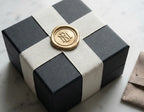 Caixa preta com fita nastro gorgorão 55mm branca de poliéster textura canelada e toque natural com selo de cera dourada