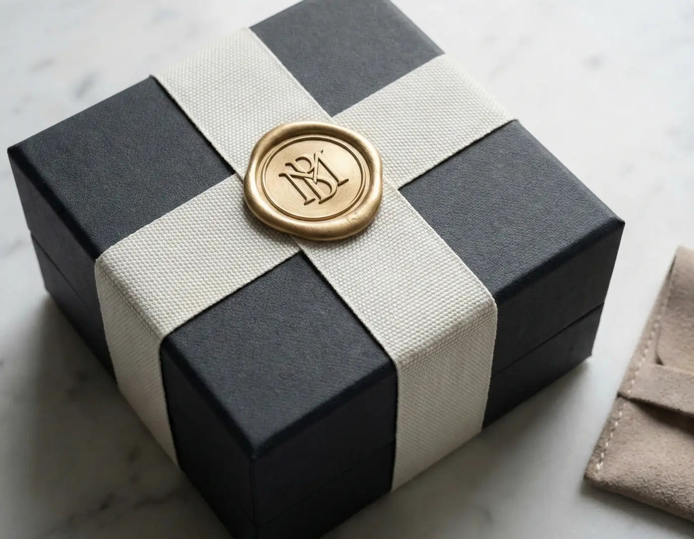 Caixa preta com fita nastro gorgorão 55mm branca de poliéster textura canelada e toque natural com selo de cera dourada
