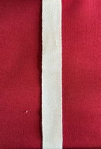 Fita sarja espinha 100% algodão natural branca com padrão herringbone sobre fundo vermelho para design orgânico e toque natural