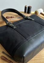Black canvas e tote bag em pele com ferragens em latão e fita sarja espinha algodão natural toque natural design orgânico