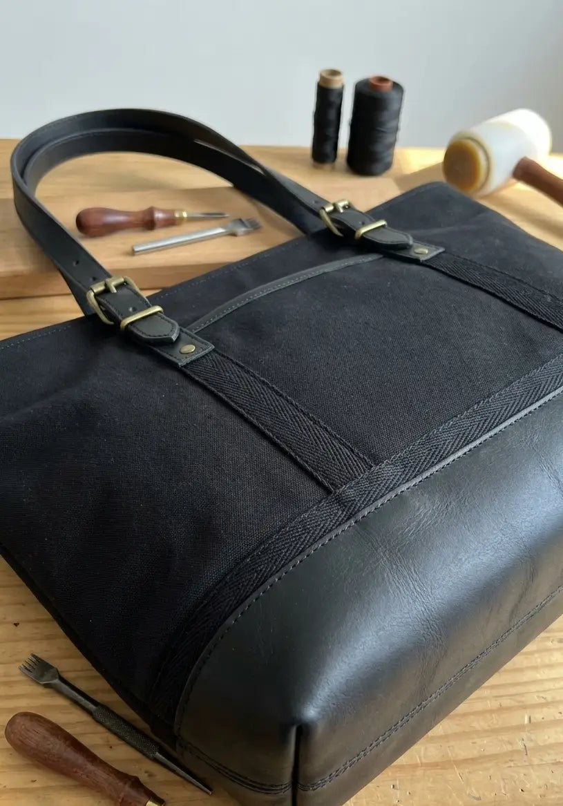 Black canvas e tote bag em pele com ferragens em latão e fita sarja espinha algodão natural toque natural design orgânico