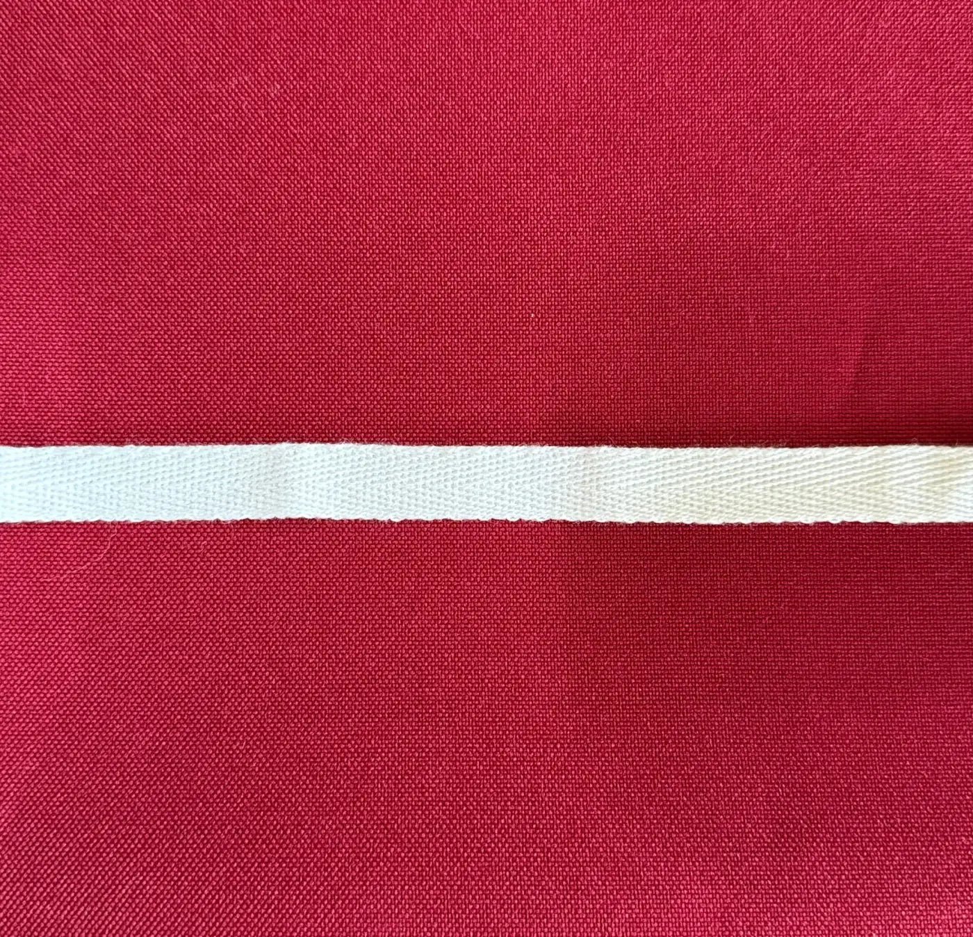 Fita sarja espinha vermelha com lista branca horizontal em algodão natural 100 por cento toque natural design organico