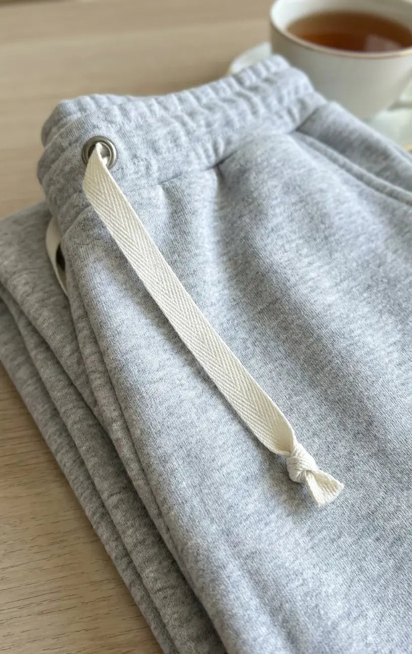 Soft gray heathered sweatpants with cream-colored drawstring in 100% polyester fita sarja espinha 10mm toque suave