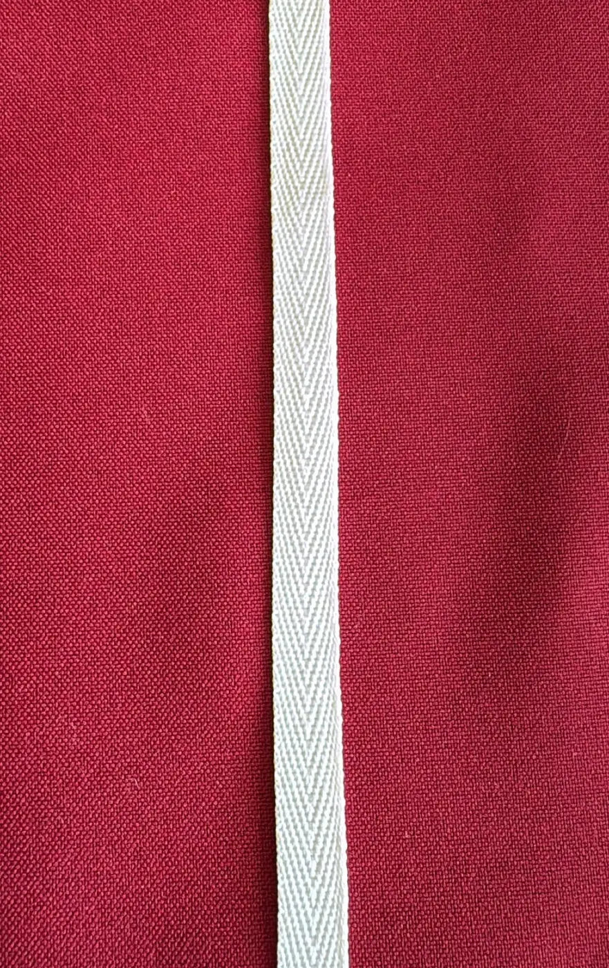 Fita sarja espinha 10mm em poliéster 100% off-white com padrão herringbone e toque suave