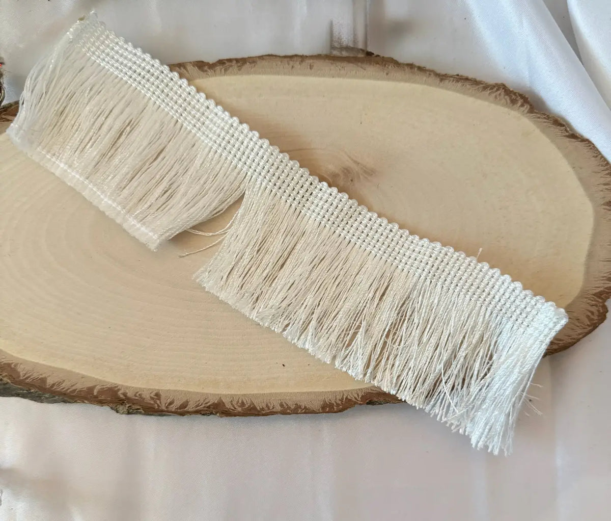Franja gatsby branca de 3 a 15 cm com base tecida e tasséis macios em seda fluida com brilho acetinado