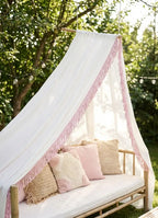 Franja atlântica em algodão puro 100% com franjas rosas de 50mm em tecido transparente sobre daybed de bambu