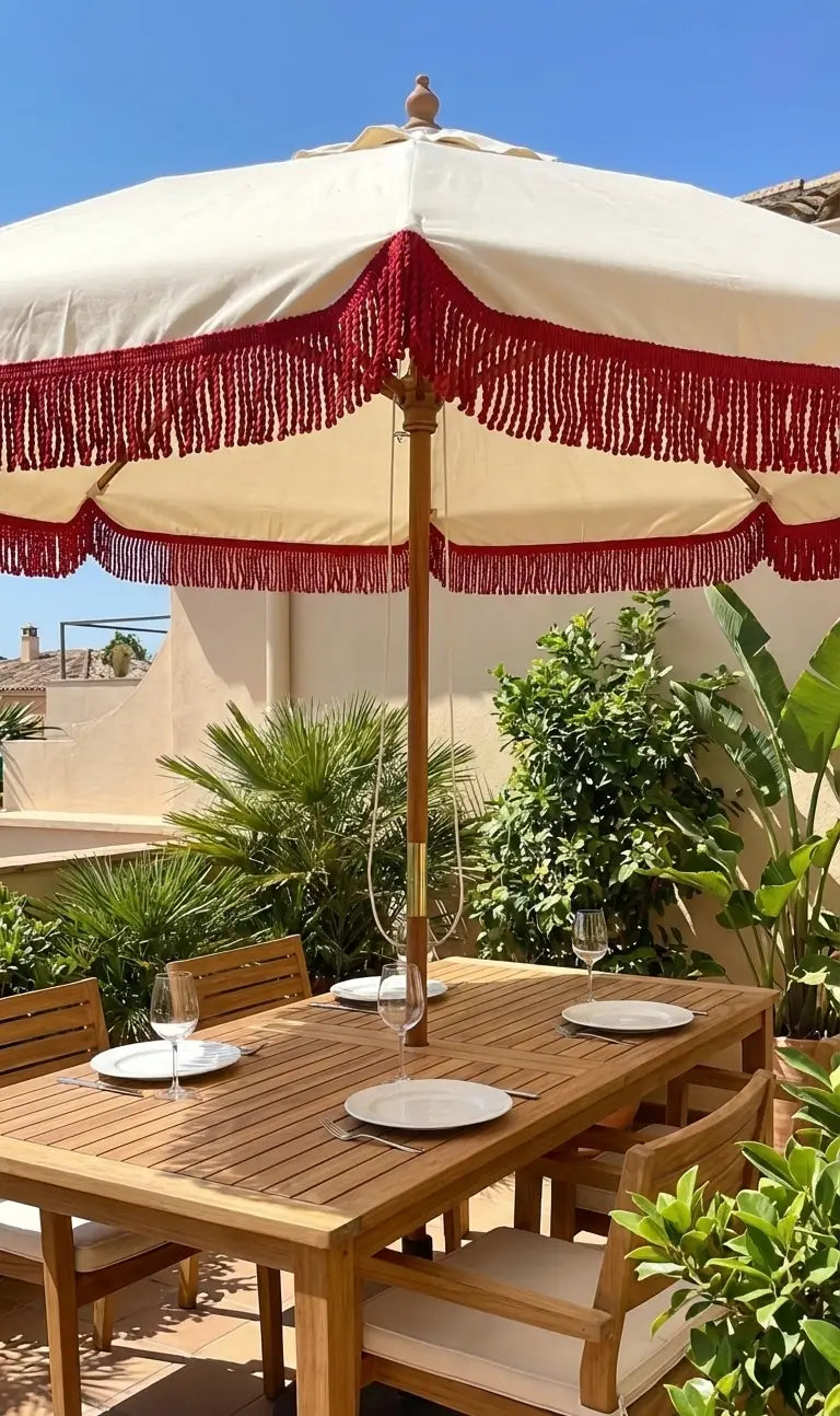 Cream-colored patio umbrella with vibrant red franja atlântica trim made of algodão puro 100% 50mm