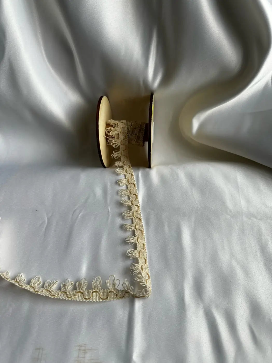 Cream-colored bordado filigrana lace trim with scalloped edges in 100% algodão 25mm by l&l