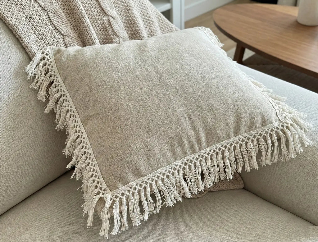 Beige almofada de linho com bordadura estelar em algodão l&l e franjas de macramé creme