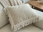 Beige almofada de linho com bordadura estelar em algodão l&l e franjas de macramé creme