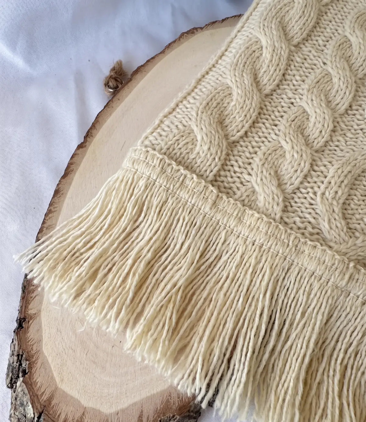 Franja highland em lã natural em cor creme com padrão trançado e acabamento em franjas de 5 cm