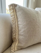 Beige franja duetto pillow in algodão e filamento acetinado with 50mm decorative fringe by l&l