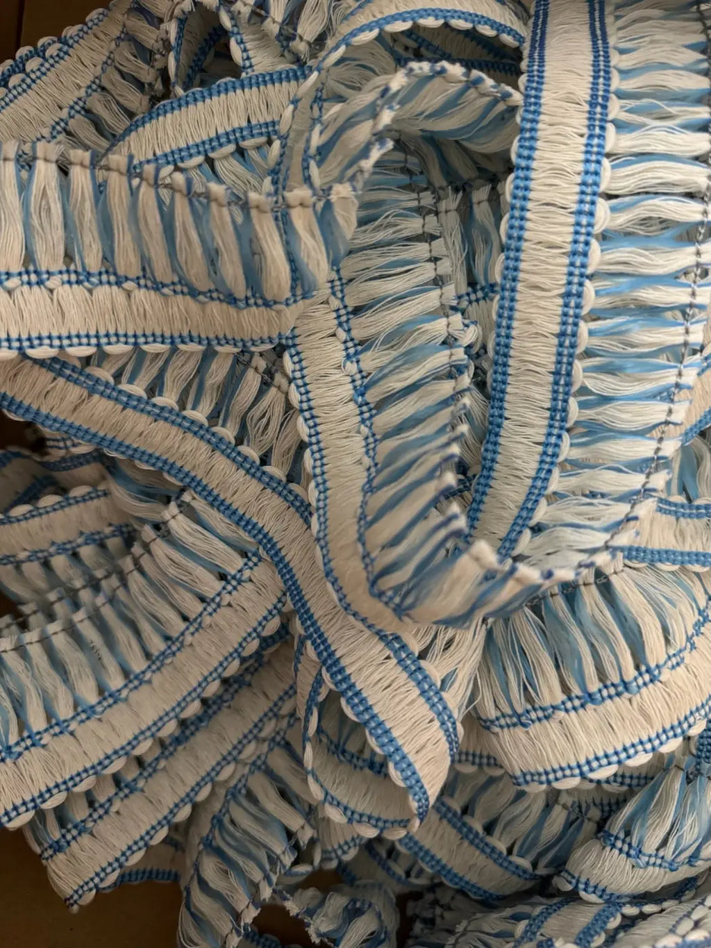 Franja duetto em algodão e filamento acetinado 50mm azul e branco com padrão tecido da l&l