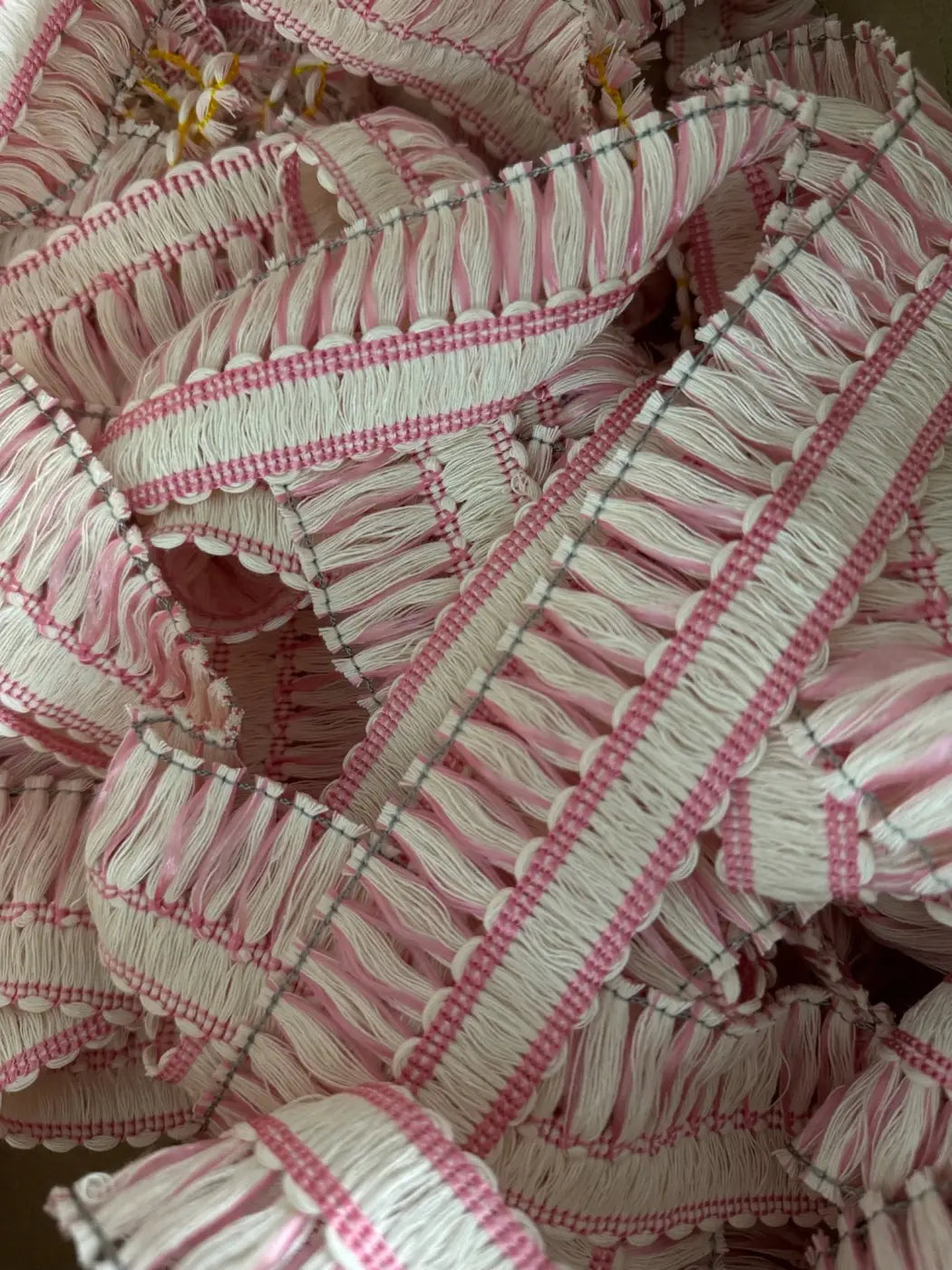 Franja duetto em algodão e filamento acetinado 50mm com padrão tecido em tons rosa e branco da l&l