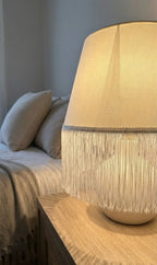 Franja gatsby rayon com cúpula creme em seda fluida com acabamento em franjas delicadas e textura suave