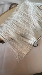 Franja gatsby rayon prata com franjas metálicas, borda de contas e costura preta em seda fluida de 150mm