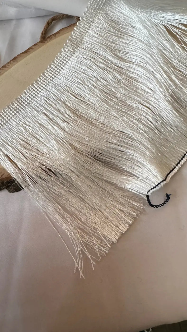 Franja gatsby rayon prata com franjas metálicas, borda de contas e costura preta em seda fluida de 150mm