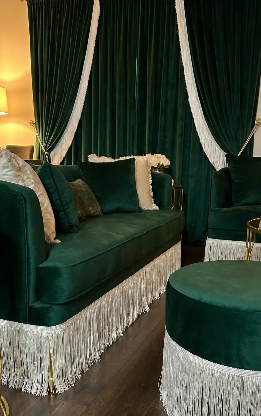 Sofá emveludado verde esmeralda franja gatsby rayon com franja prateada e otoman combinando seda fluida