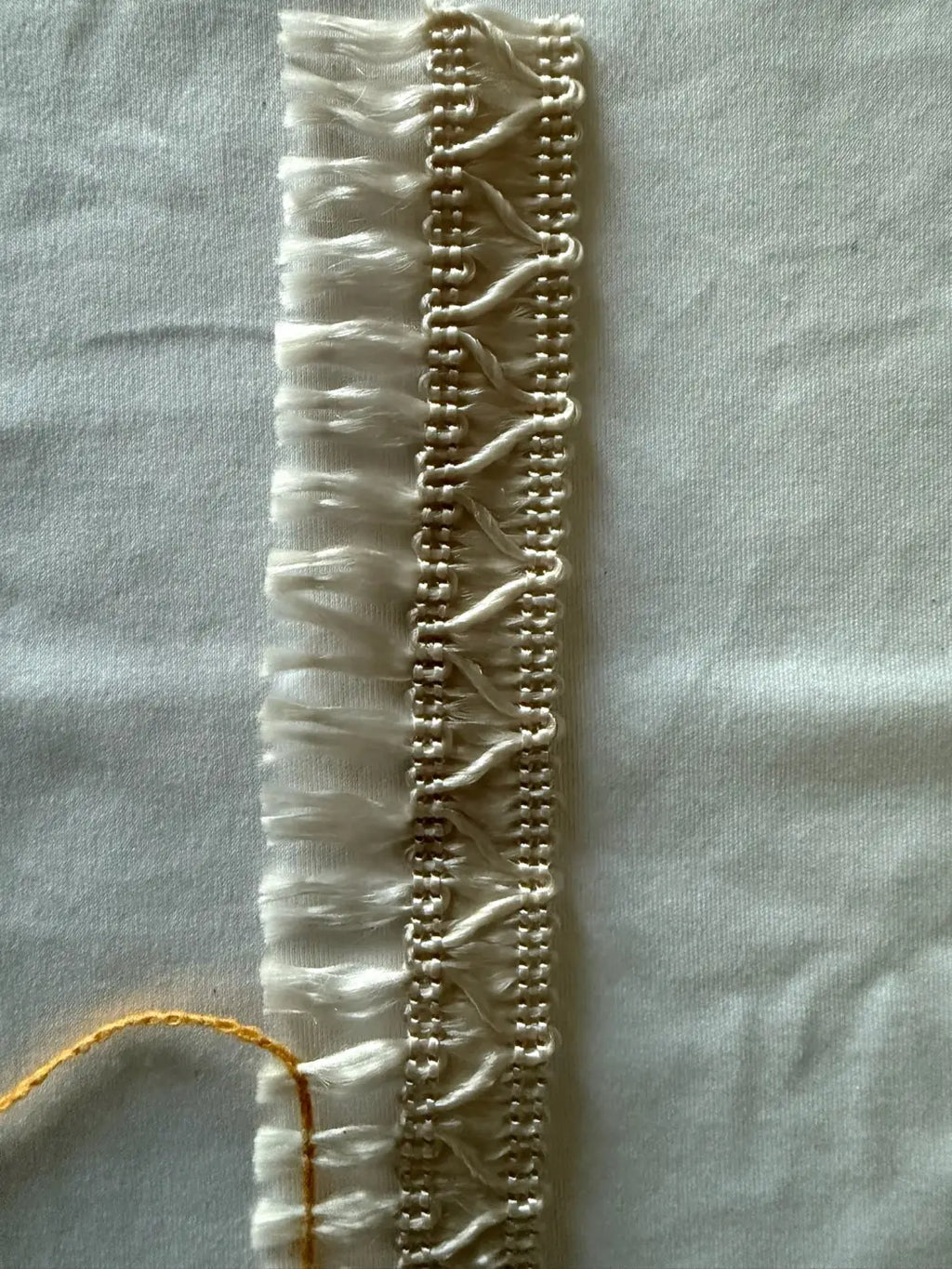 Franja grinalda brilho perolado l&l em filamento creme com borlas suaves e acabamento texturizado de 30mm