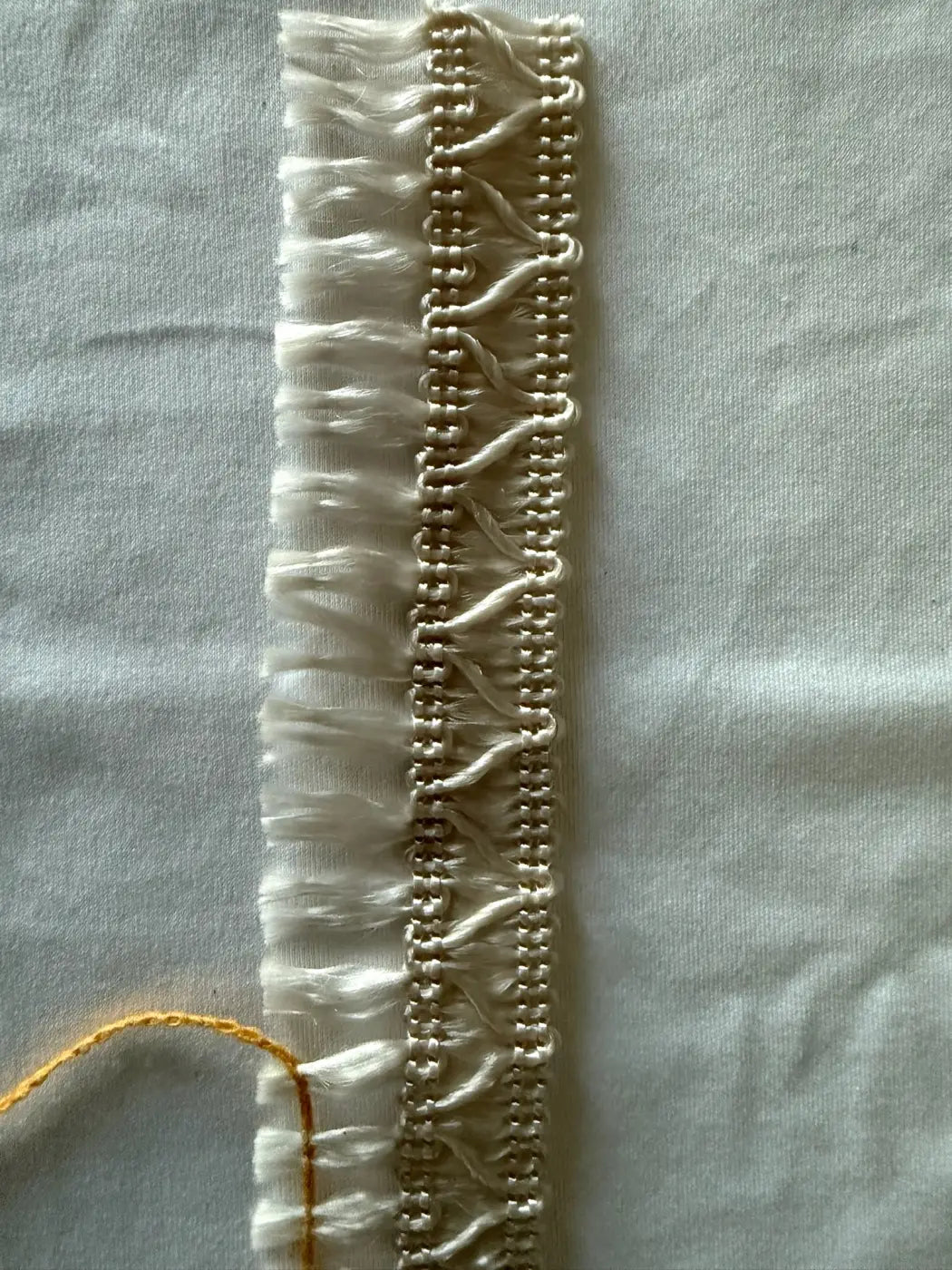 Franja grinalda brilho perolado l&l em filamento creme com borlas suaves e acabamento texturizado de 30mm