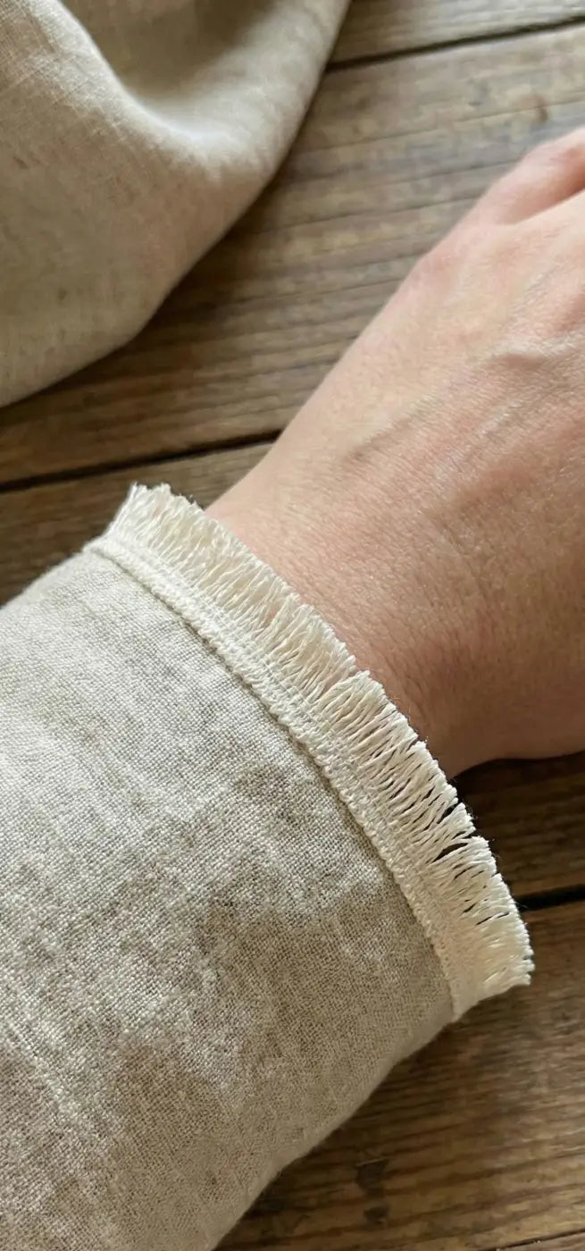 Uma manga de linho macio off-white com borda delicadamente franjada do franja halo 100% algodão l&l aura suave